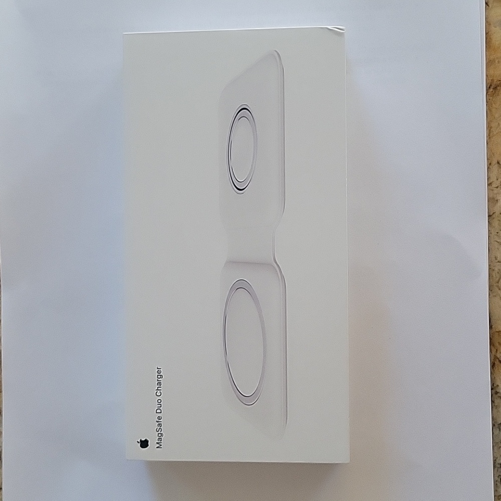 APPLE MagSafe Duo Charger